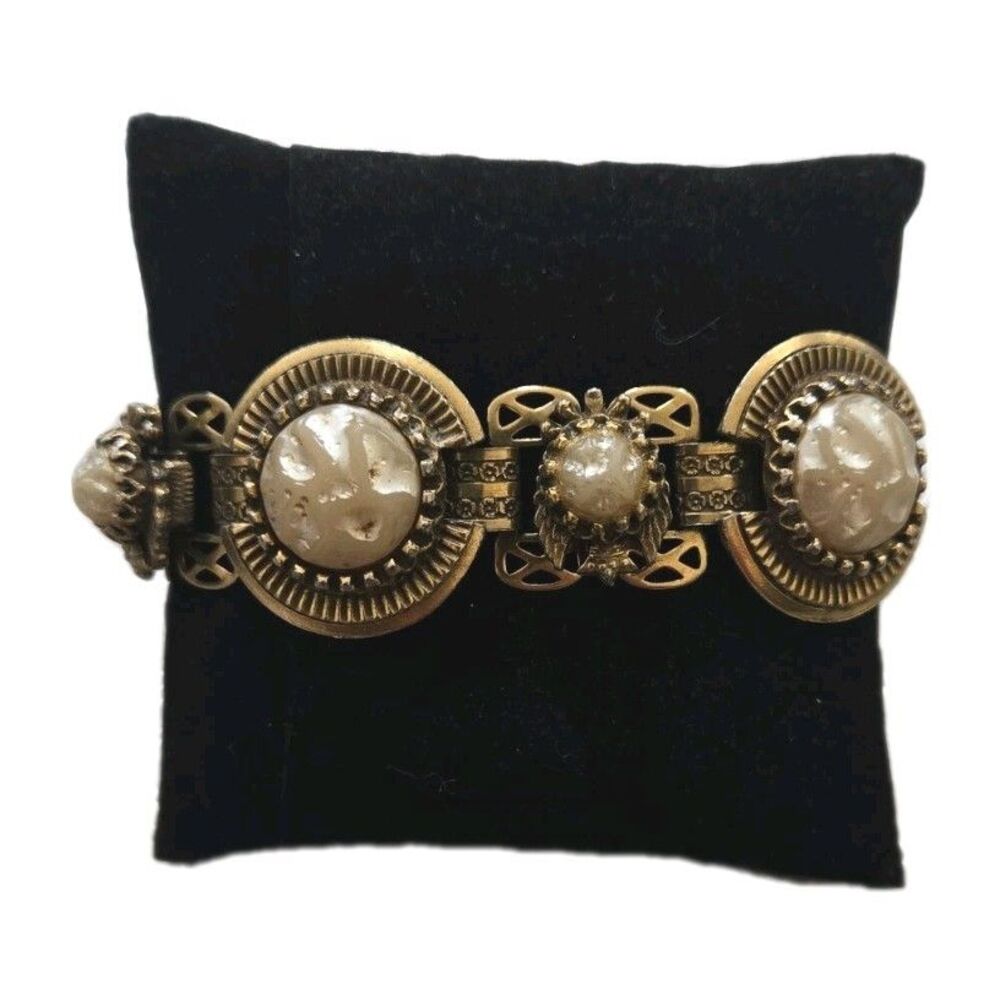 Vintage Unbranded Coutour Faux Pearl Chunky Gold tone Bracelet Rare 7 1/8"